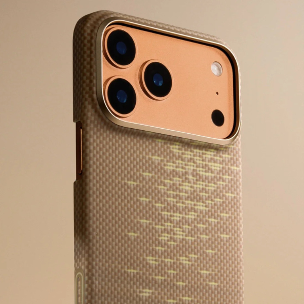 Zbliżenie tyłu telefonu. Ma trzy obiektywy aparatu w złotej ramce. Tył ma wzór w fakturze w kolorze beżowym i żółtym.