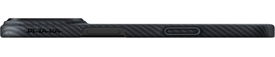 Widok z boku czarnego etui na telefon z fakturą z włókna węglowego. Ma przyciski i widoczna jest nazwa marki 'PITAKA'.