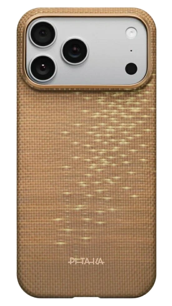 Etui na telefon z trzema obiektywami aparatu. Etui jest brązowe z wzorem. Nazwa marki znajduje się na dole.