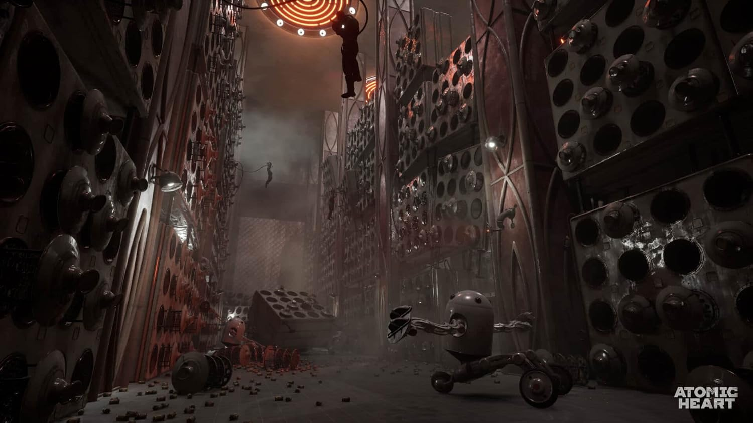 Escena de ciencia ficción con robot, figuras colgantes y paredes industriales con elementos circulares. Ambiente oscuro y atmosférico.