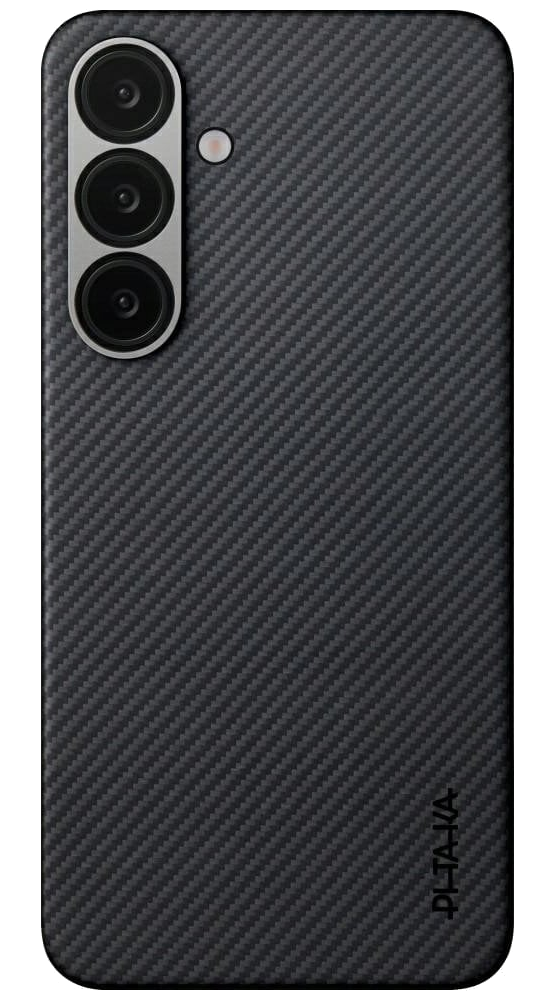 Etui na telefon z fakturą włókna węglowego. Ma trzy obiektywy aparatu i lampę błyskową. Nazwa marki, PITAKA, jest na dole.