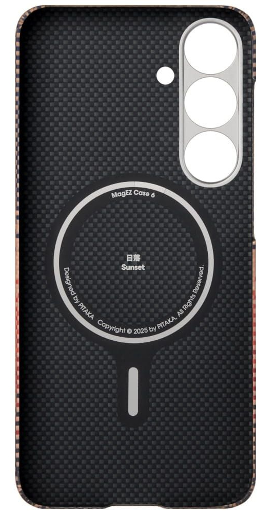 Czarne etui na telefon z fakturą włókna węglowego. Posiada wycięcie na aparat i logo MagEZ Case 6.