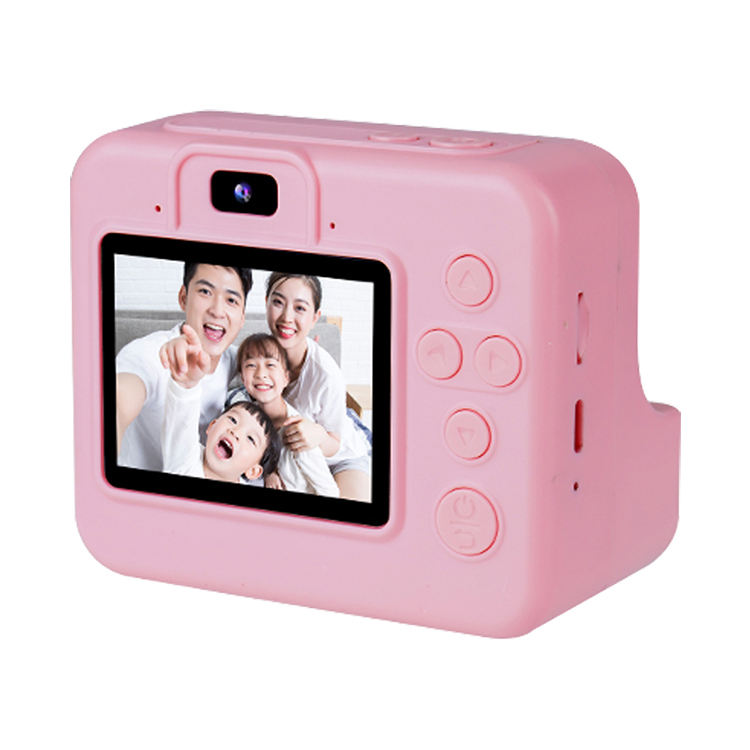 Pembe dijital kamera, aile fotoğrafı gösteriyor. Kameranın düğmeleri ve ekranı var. Aile gülümsüyor ve kameraya bakıyor.