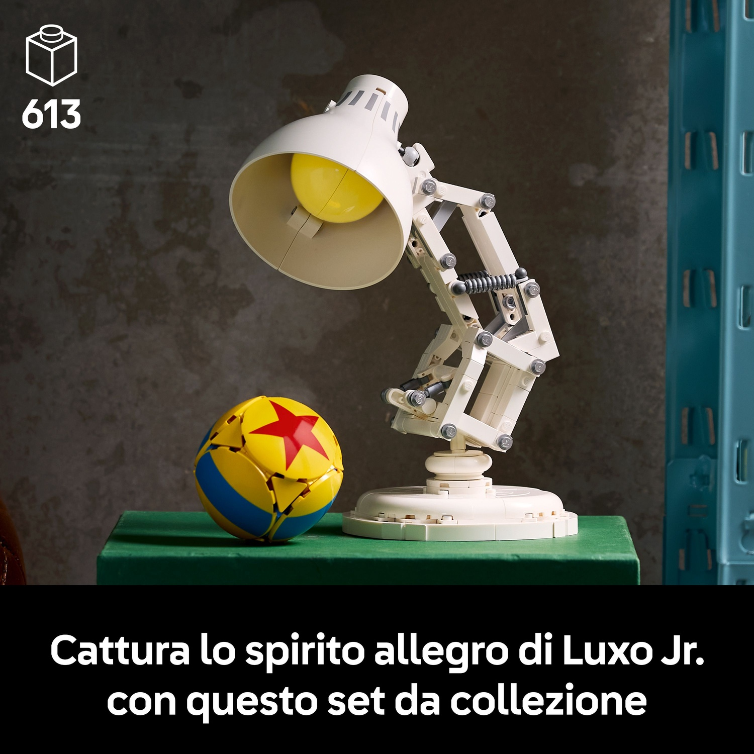 Un set Lego della lampada e della palla Luxo Jr., lampada bianca con luce gialla, una palla gialla con stella rossa, su una superficie verde.