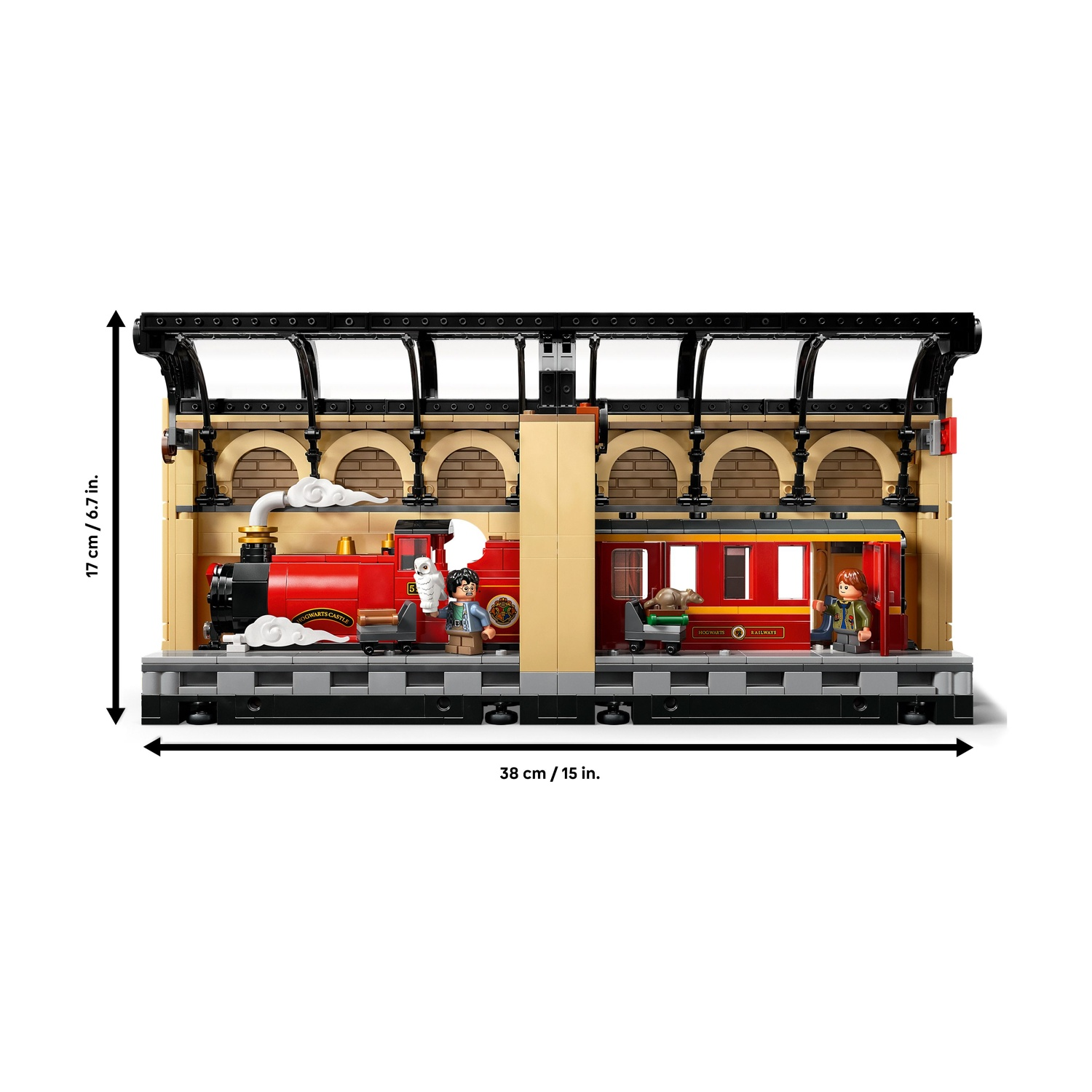 Un set Lego del treno Hogwarts Express rosso e una piattaforma con personaggi e dettagli.
