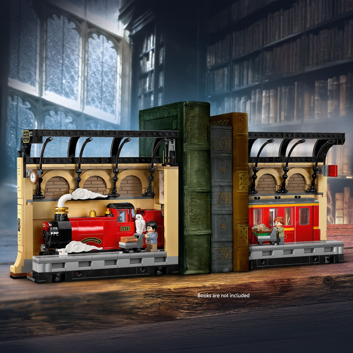 Set Lego: stazione del treno Hogwarts Express. Include treno rosso, personaggi e piattaforma, con libri e finestra sullo sfondo.