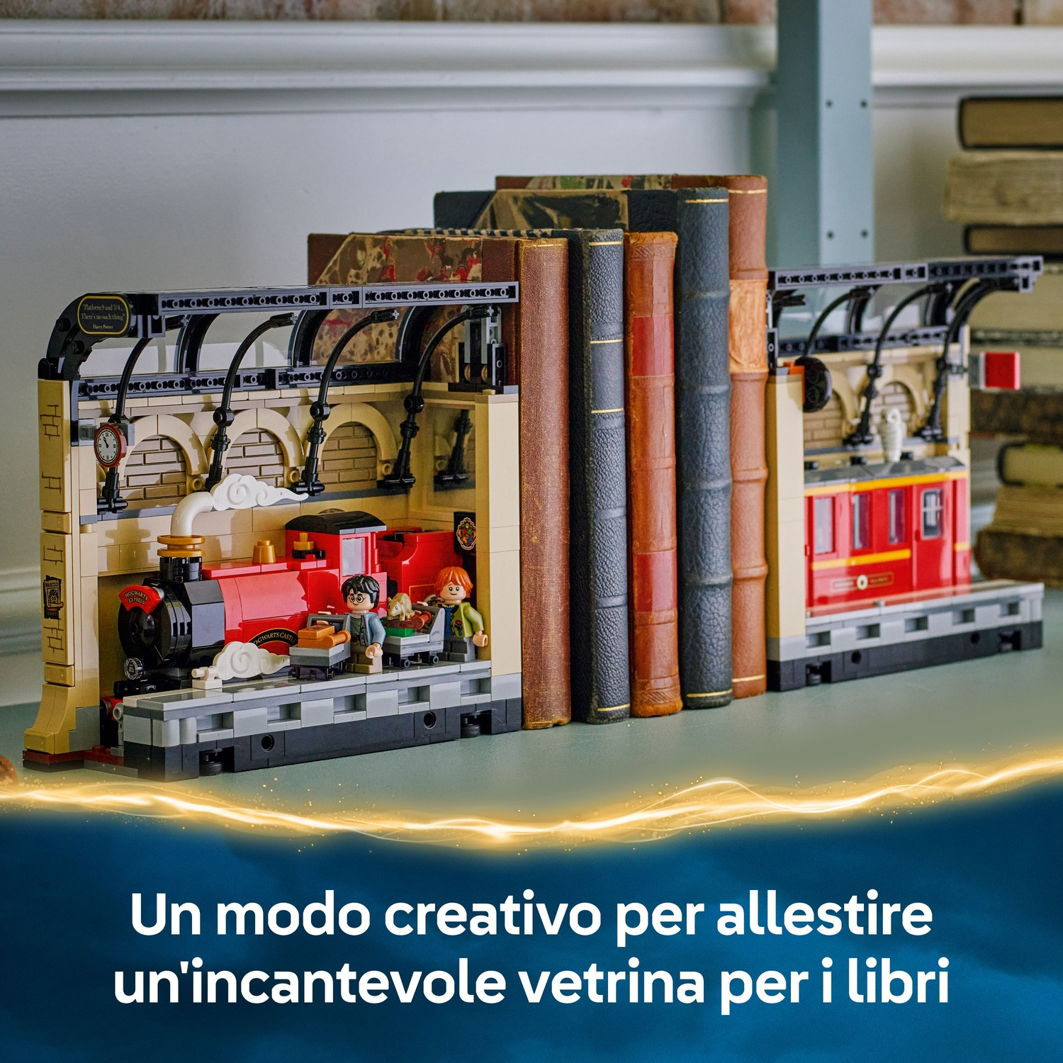 Un diorama Lego di una stazione ferroviaria, libri e figurine. Il treno è rosso e nero, con le figure di Harry Potter e Ron Weasley.