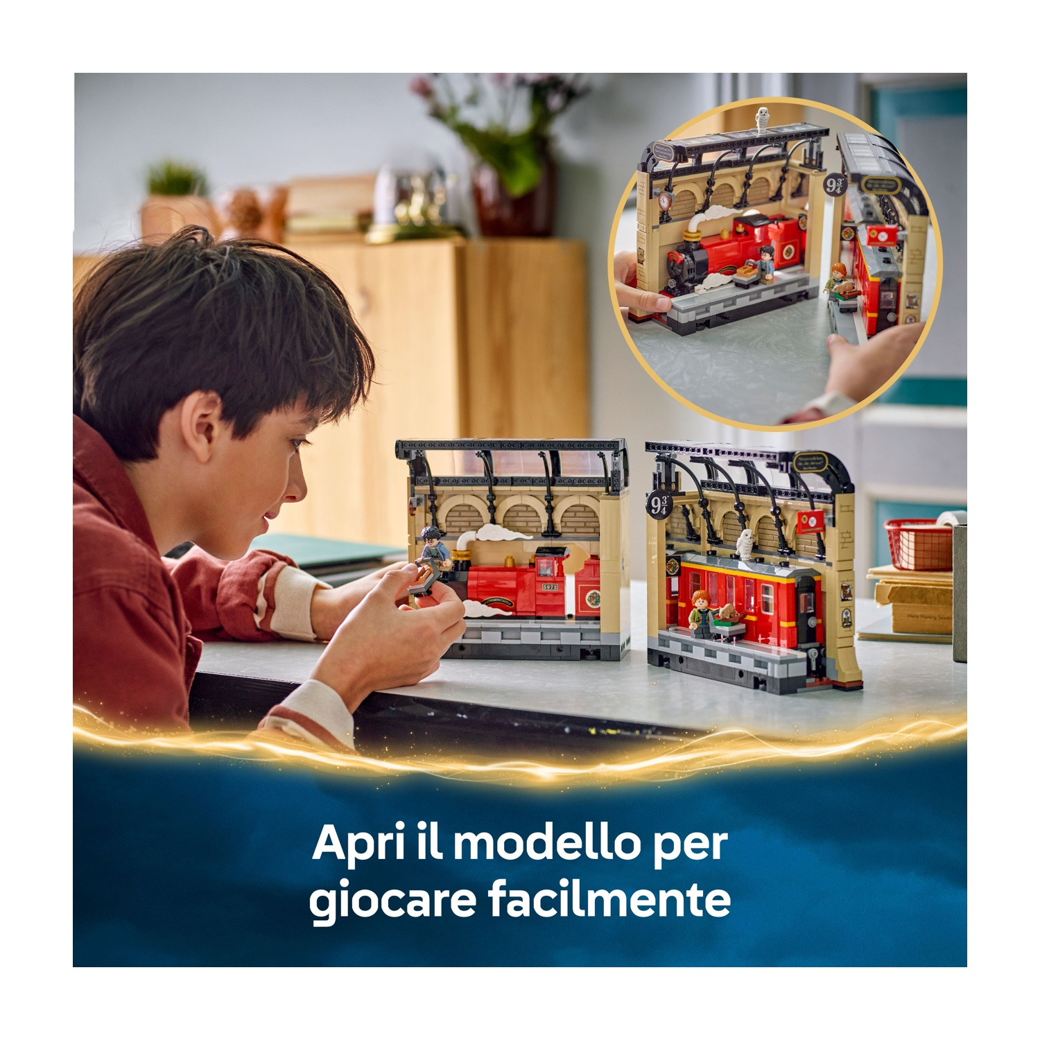 Un ragazzo gioca con un set Lego di una stazione ferroviaria, con un treno rosso. Il set è aperto, mostrando l'interno e le figure.
