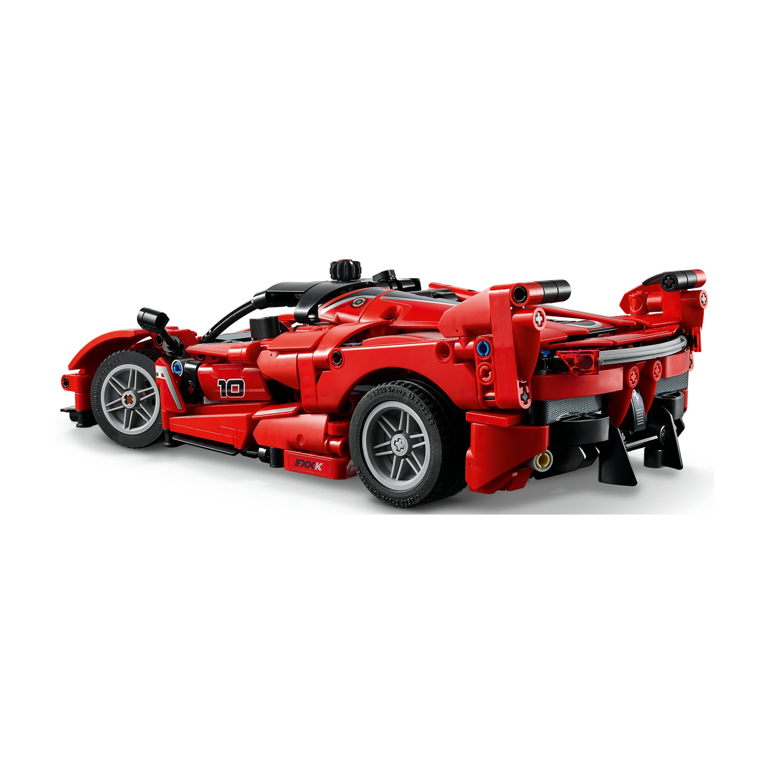 Un'auto sportiva Lego rossa vista di lato. Ha dettagli neri, il numero 10 e un grande alettone posteriore su sfondo bianco.