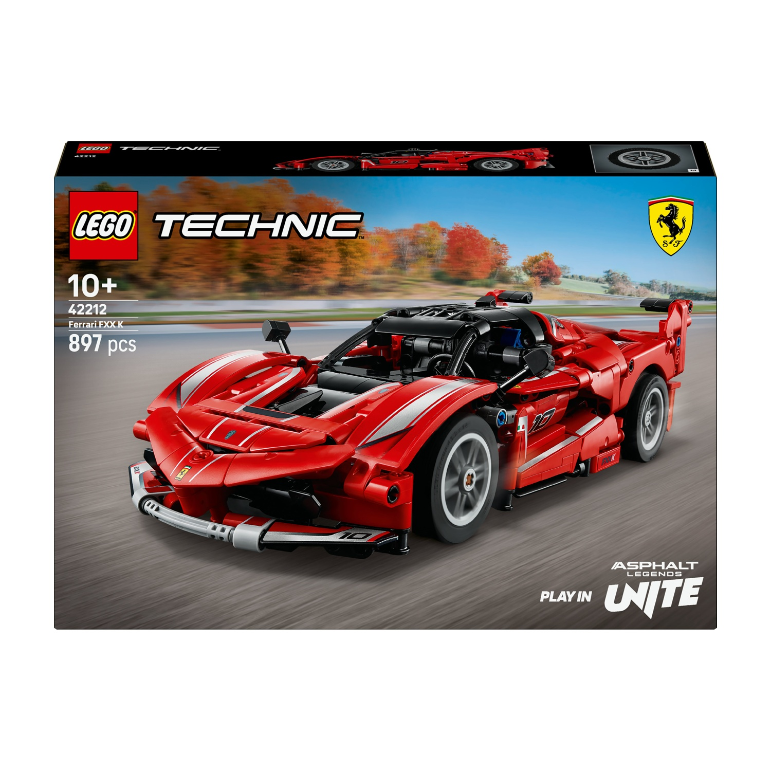 Un set Lego Technic Ferrari FXX K. L'auto rossa è su una scatola con il logo Ferrari. Lo sfondo presenta alberi sfocati.