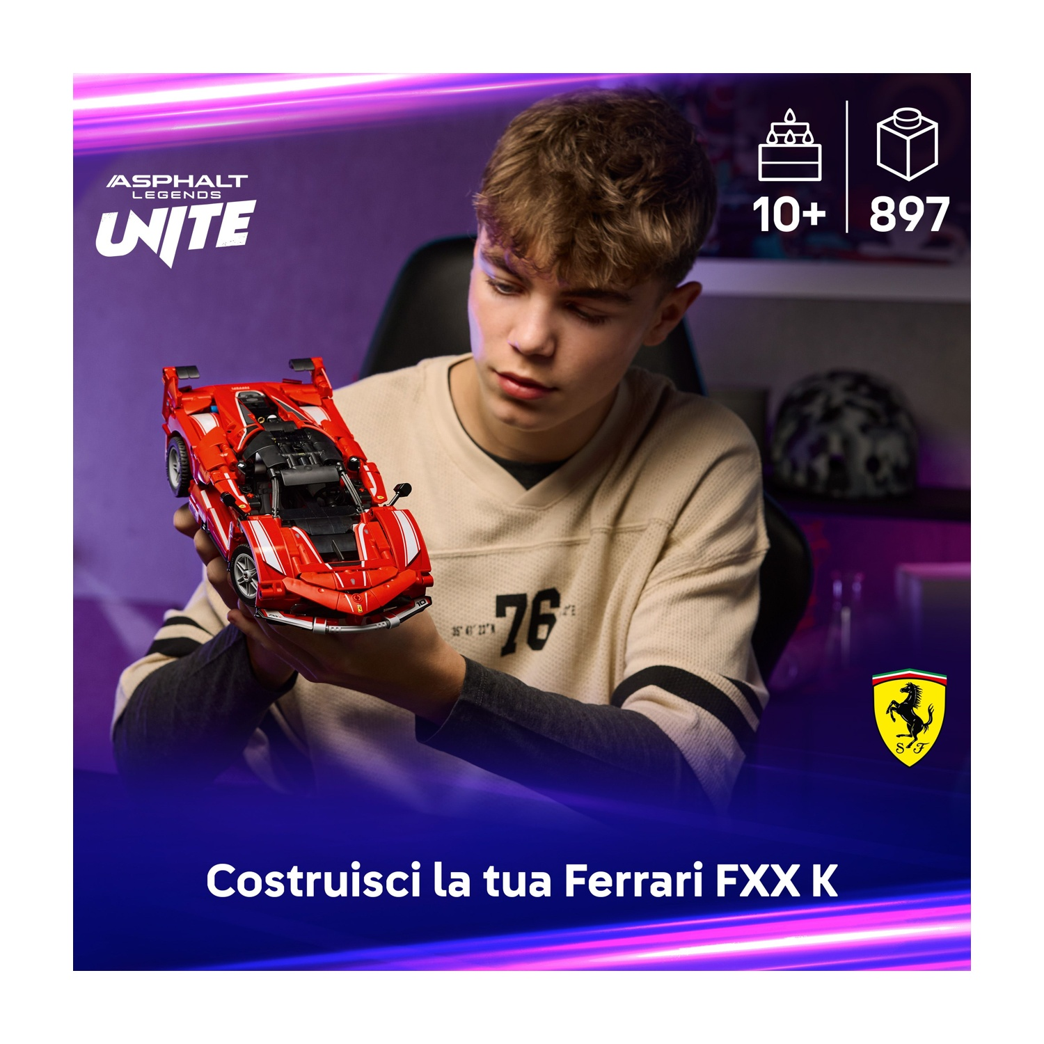 Un giovane tiene in mano un modello Lego Ferrari FXX K rosso. L'immagine presenta i loghi di Asphalt Legends, Unite e Ferrari.