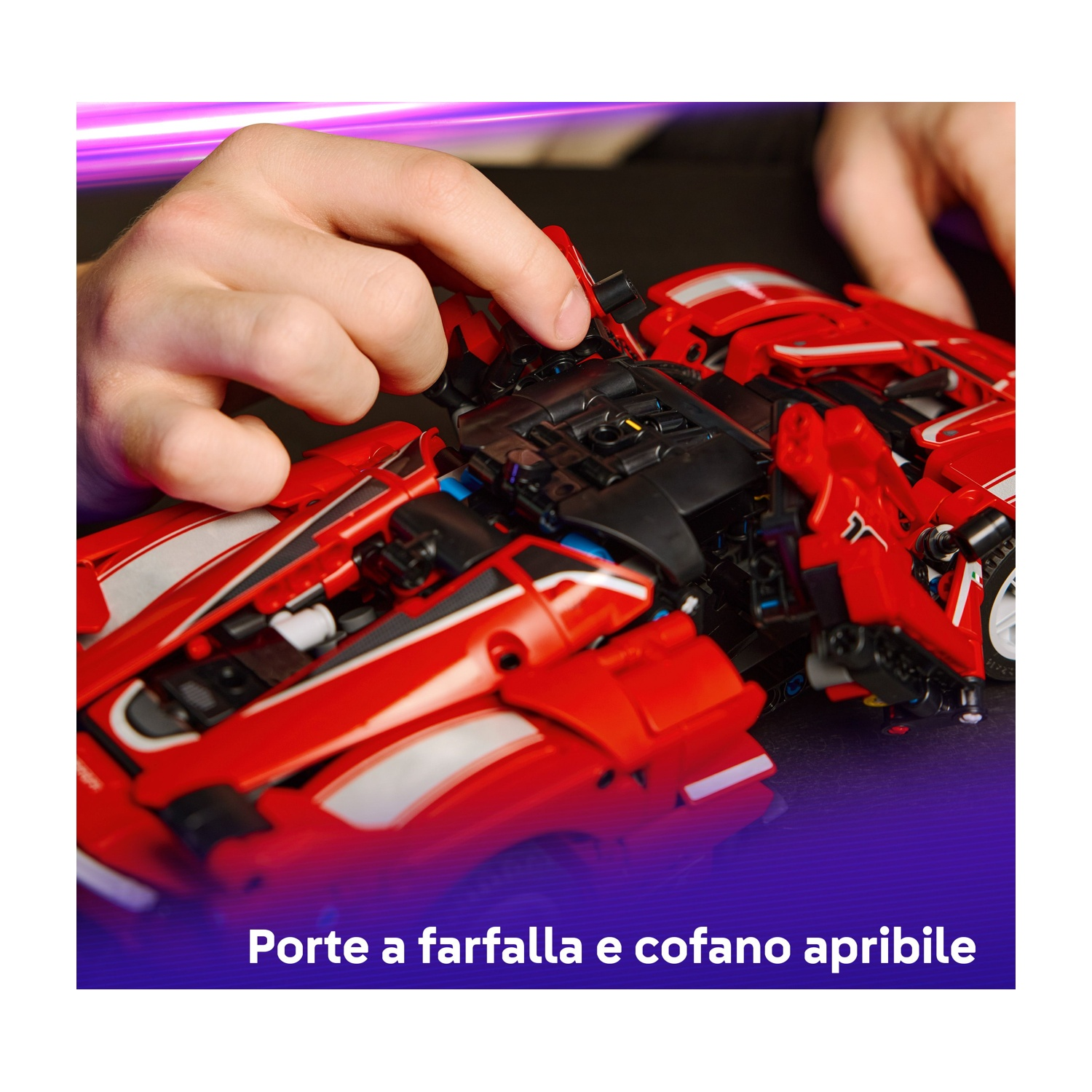 Una mano apre la portiera di un'auto giocattolo rossa. L'auto ha dettagli bianchi e neri. Il testo in basso dice 'porte a farfalla e cofano apribile'.