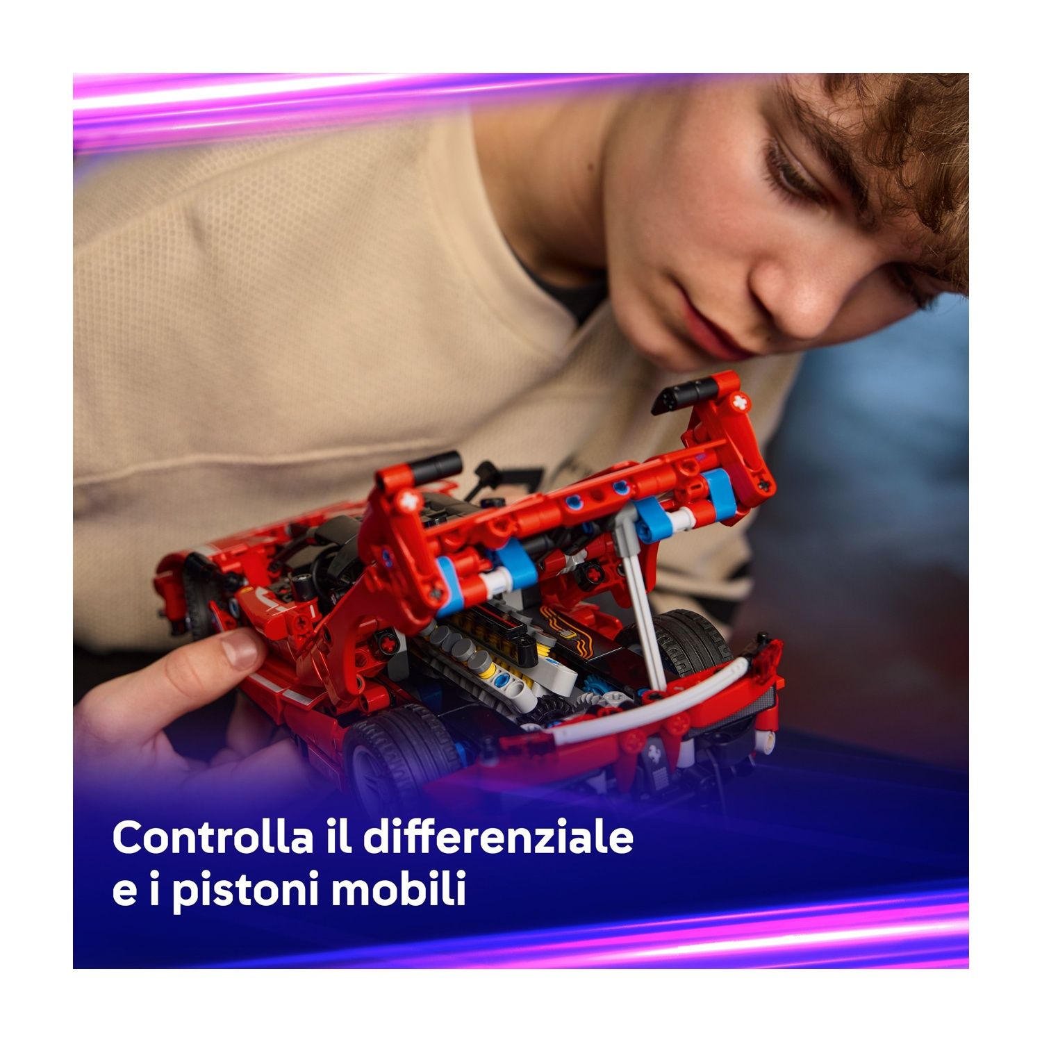 Un ragazzo guarda un'auto Lego rossa, concentrandosi sul motore. L'auto ha dettagli blu e neri.