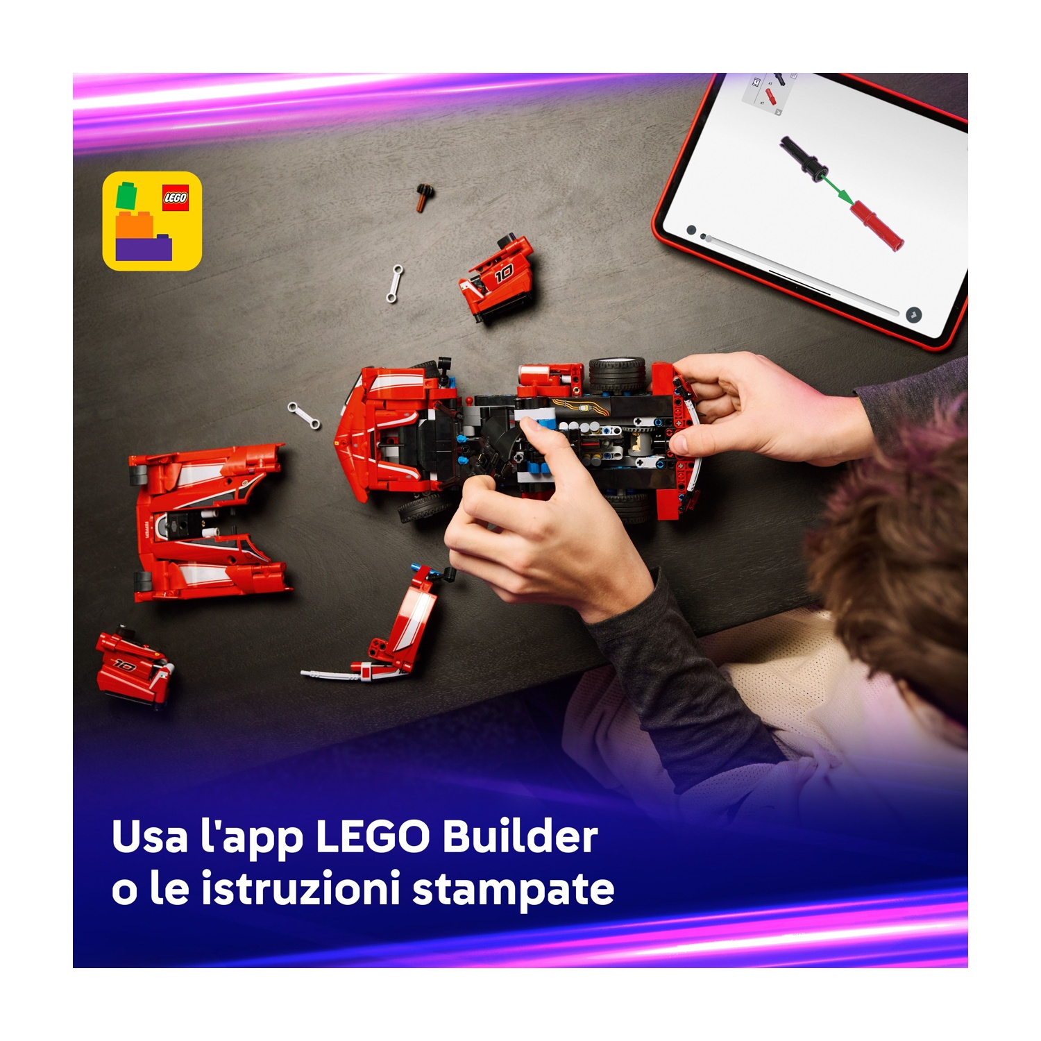 Una persona assembla un'auto LEGO rossa con dettagli bianchi. Parti sparse su una superficie scura. Un tablet mostra le istruzioni. Logo LEGO visibile.