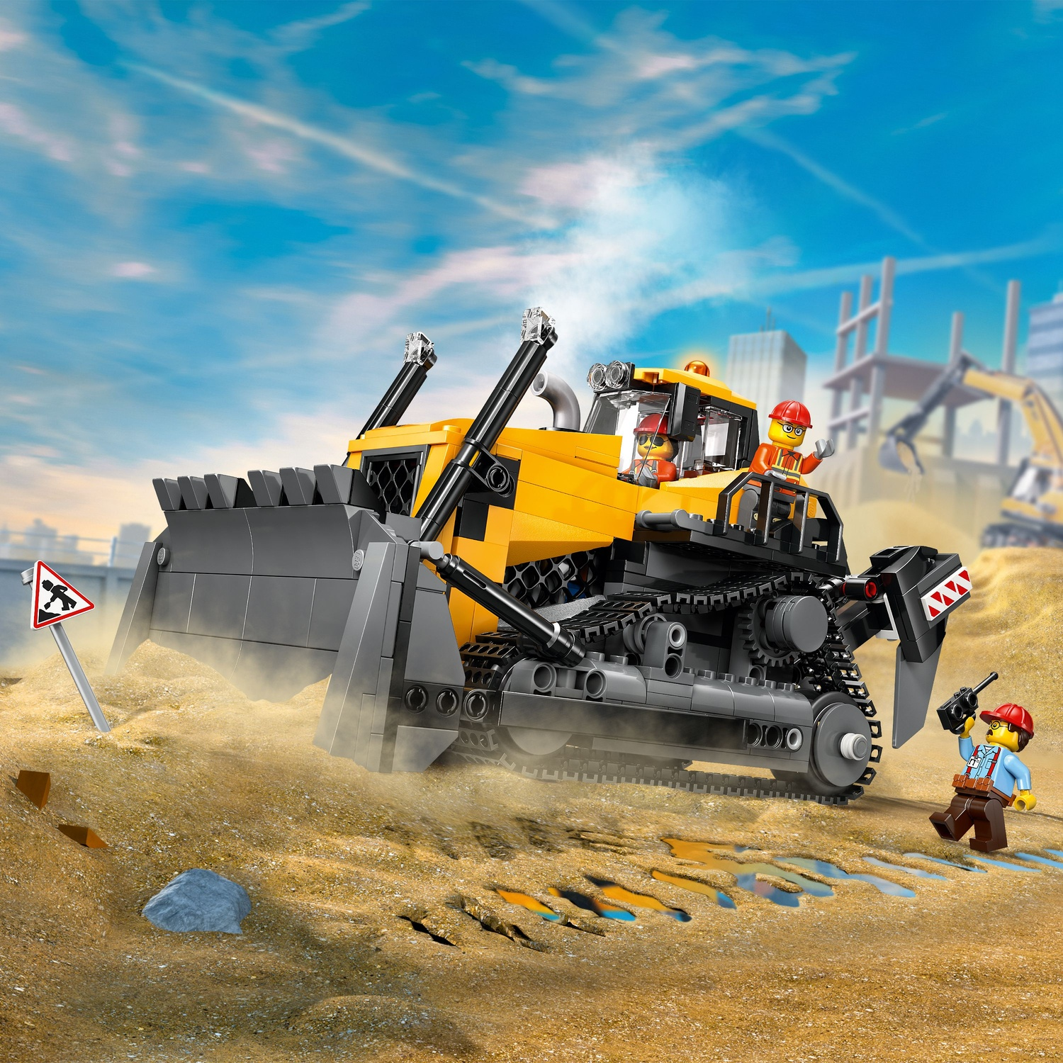 Una scena di costruzione Lego con un bulldozer giallo, operai e un segnale di avvertimento su uno sfondo blu.