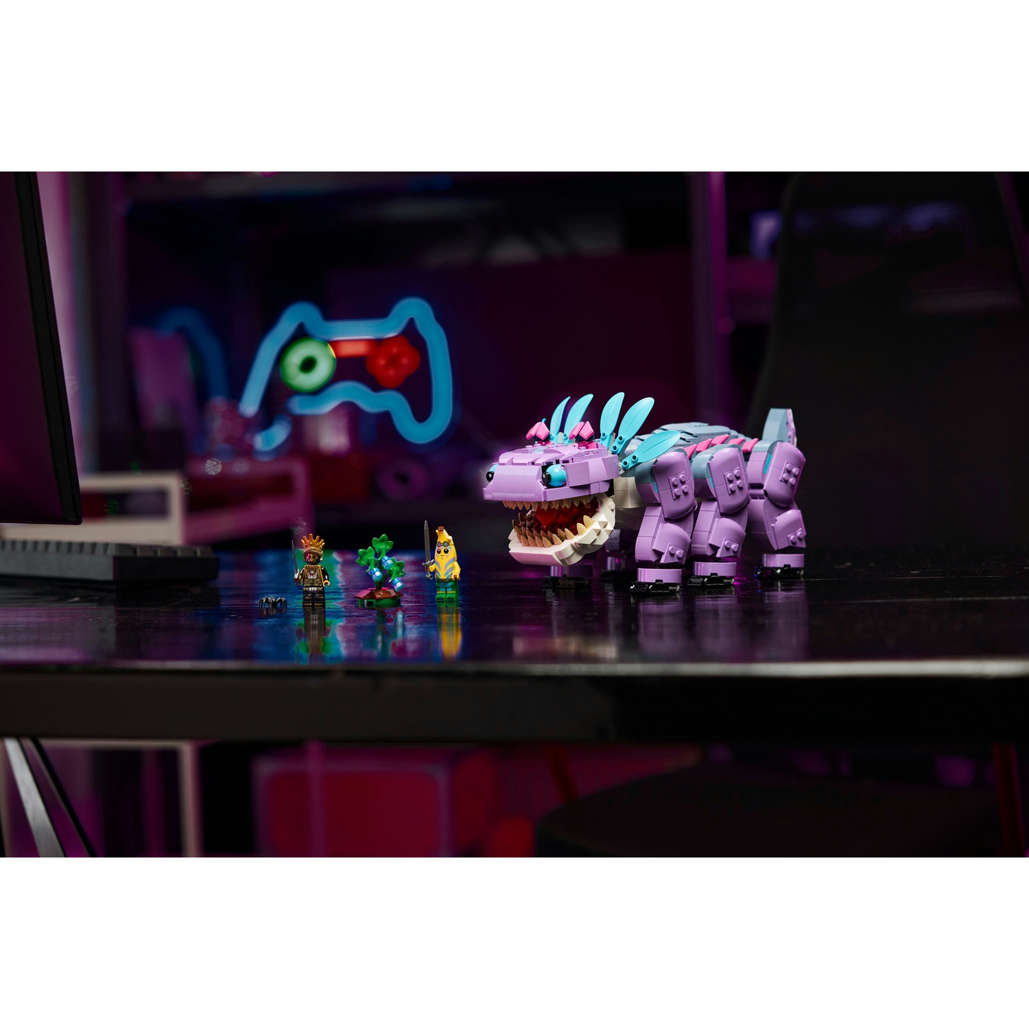 Un dinosauro Lego viola e tre minifigure su una superficie nera riflettente. Un'insegna al neon a forma di gamepad sullo sfondo.