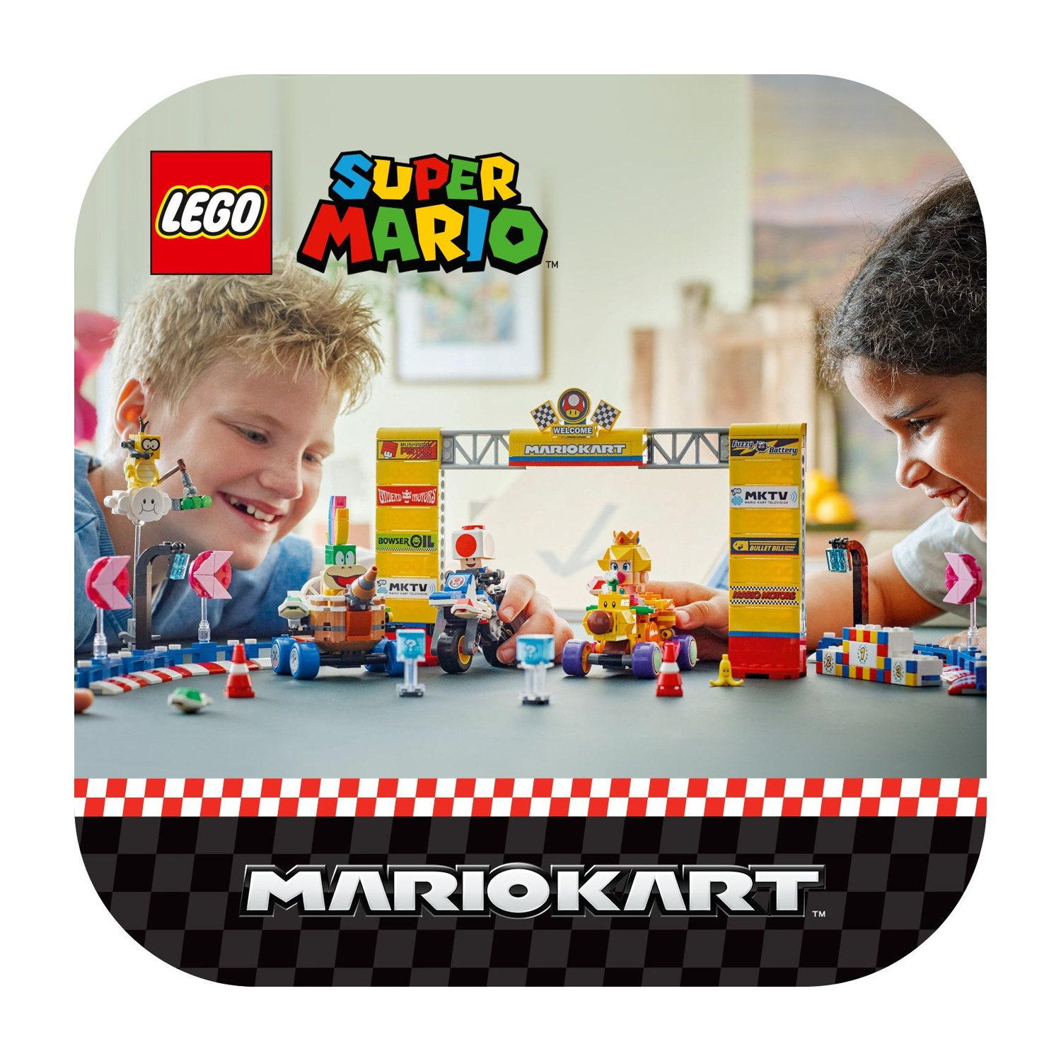 Due bambini giocano con un set Lego Mario Kart. Il set include auto da corsa, un traguardo e vari personaggi di Mario.