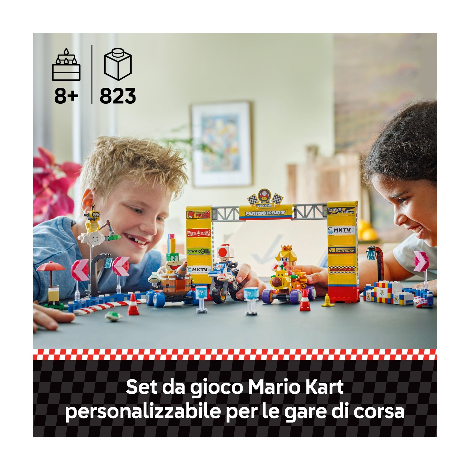 Due bambini giocano con un set Lego Mario Kart. Il set presenta una pista da corsa, auto e personaggi. Lo sfondo mostra una stanza.