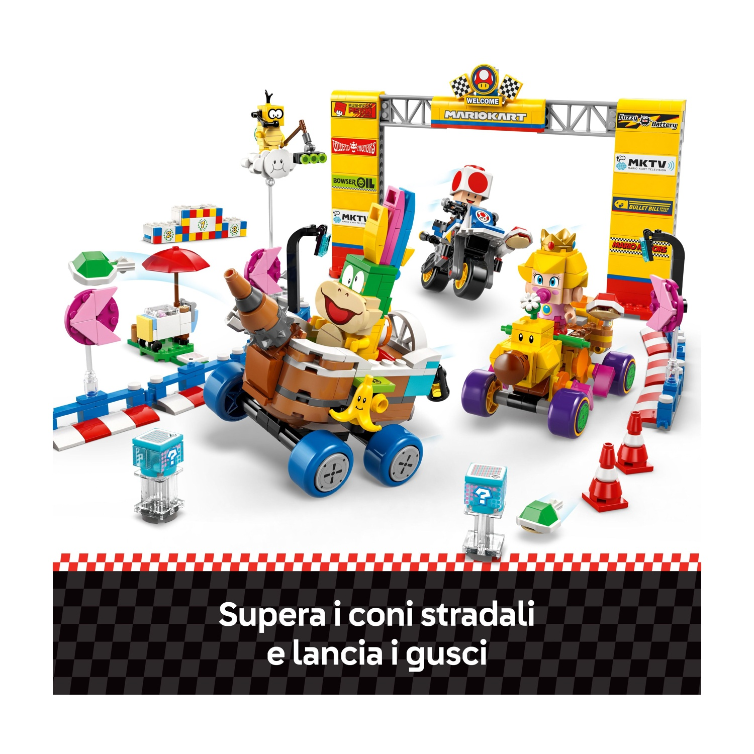 Set Lego Mario Kart con personaggi e kart su una pista con cartelli e ostacoli. Scena colorata e dinamica.