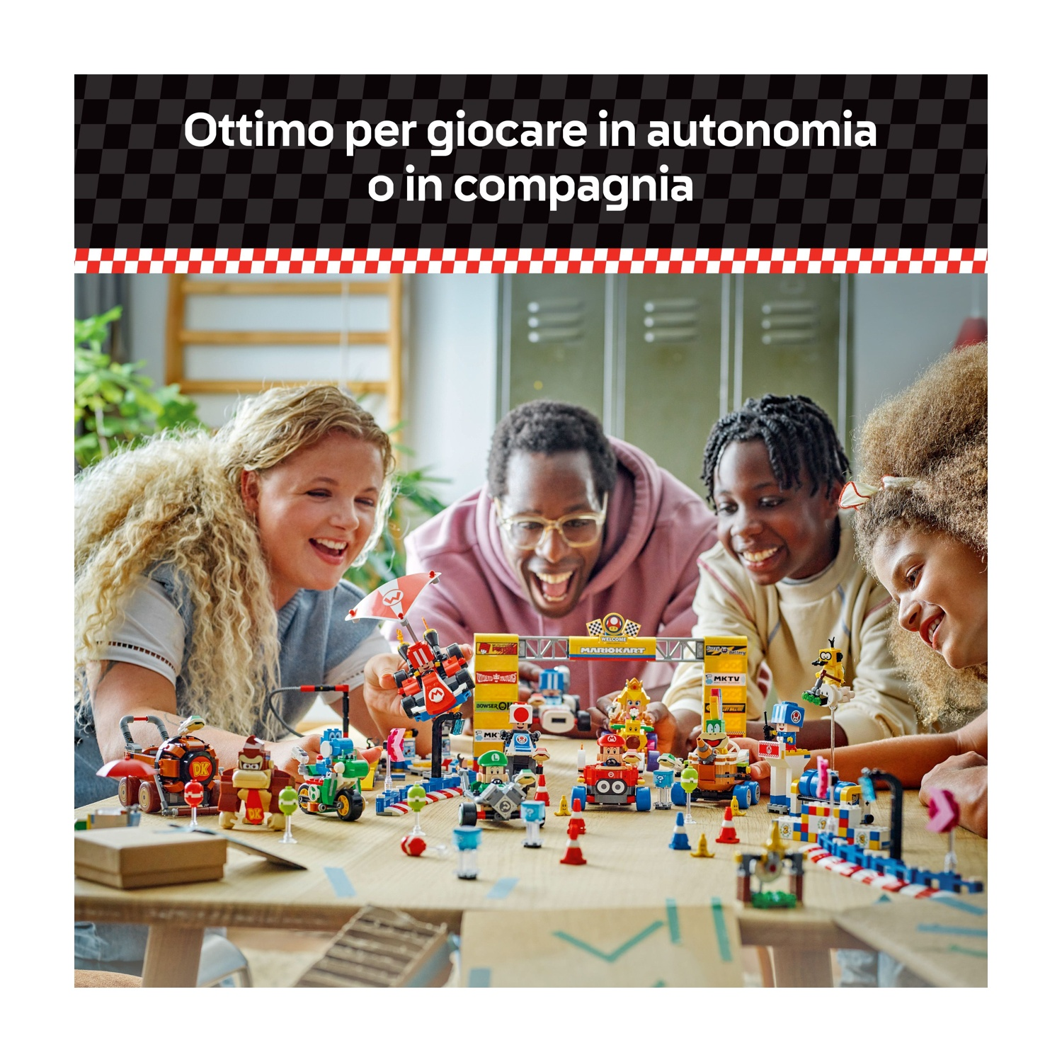 Quattro bambini giocano con un colorato set di giocattoli di Mario Kart su un tavolo. Il testo in alto recita 'Ottimo per giocare da soli o con gli amici'.