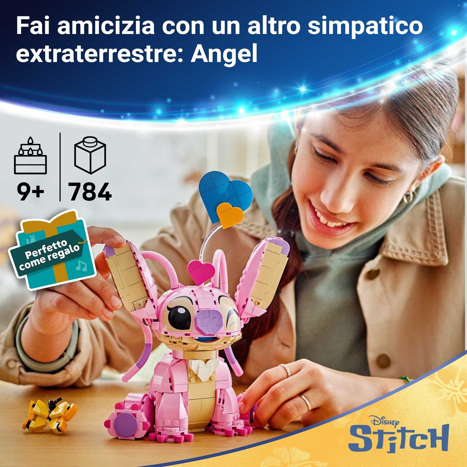 Una ragazza sta costruendo un personaggio Lego rosa. La scatola del set dice '9+' e '784'. C'è una piccola farfalla Lego gialla accanto.