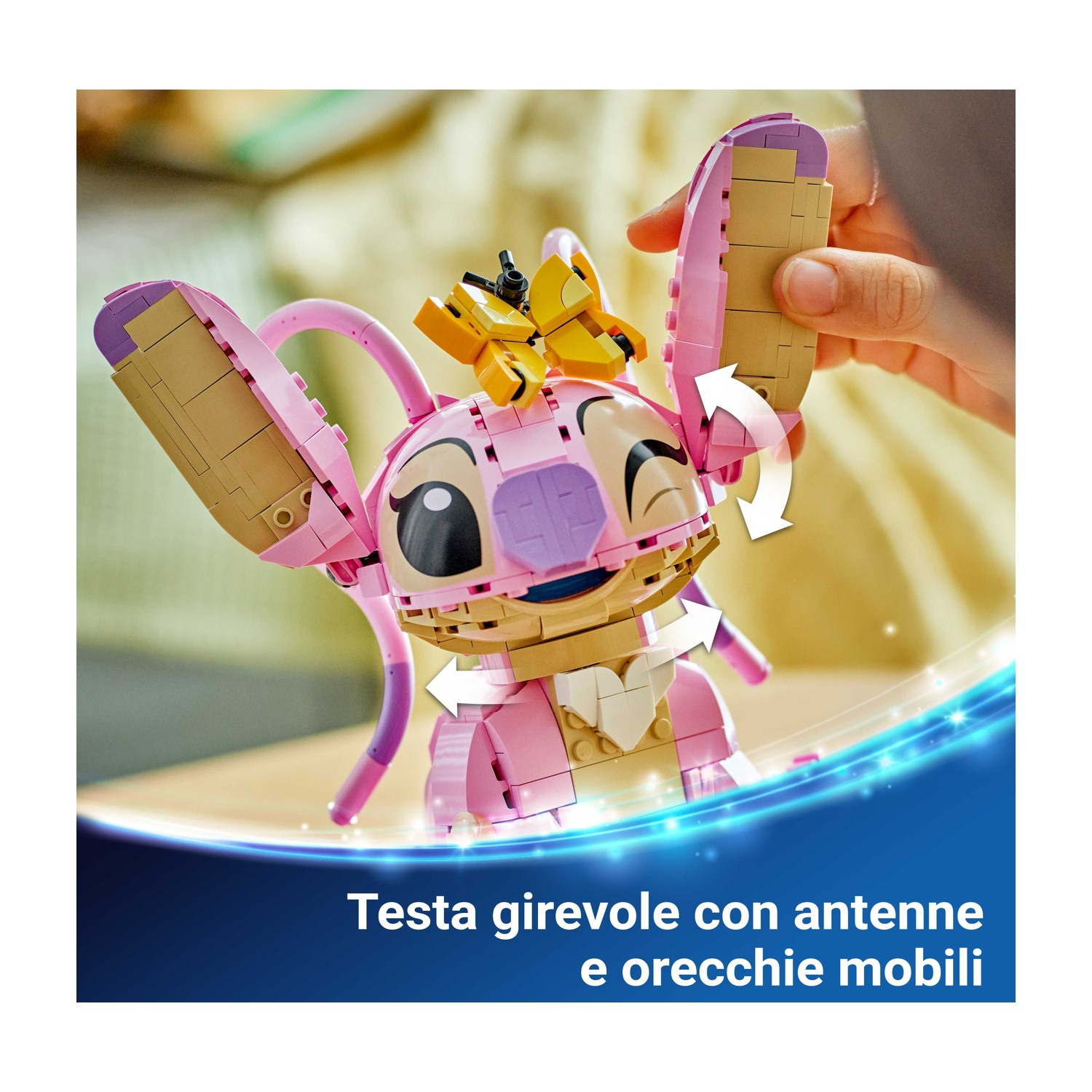 Un personaggio Lego rosa con testa e orecchie mobili. La figura ha una corona gialla e viene manipolata da una mano.