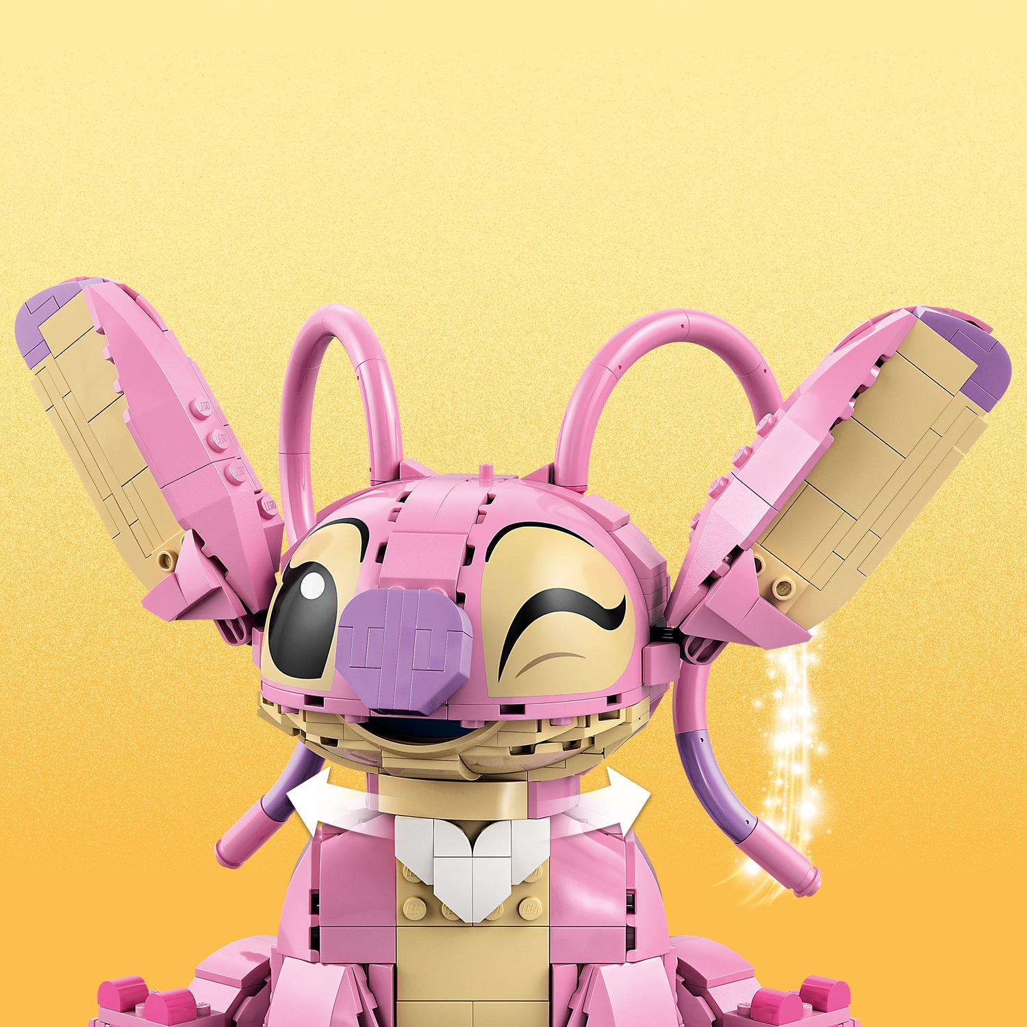 Una figura Lego di una creatura rosa con grandi orecchie e un occhio che ammicca. Ha un colletto bianco e uno sfondo giallo.