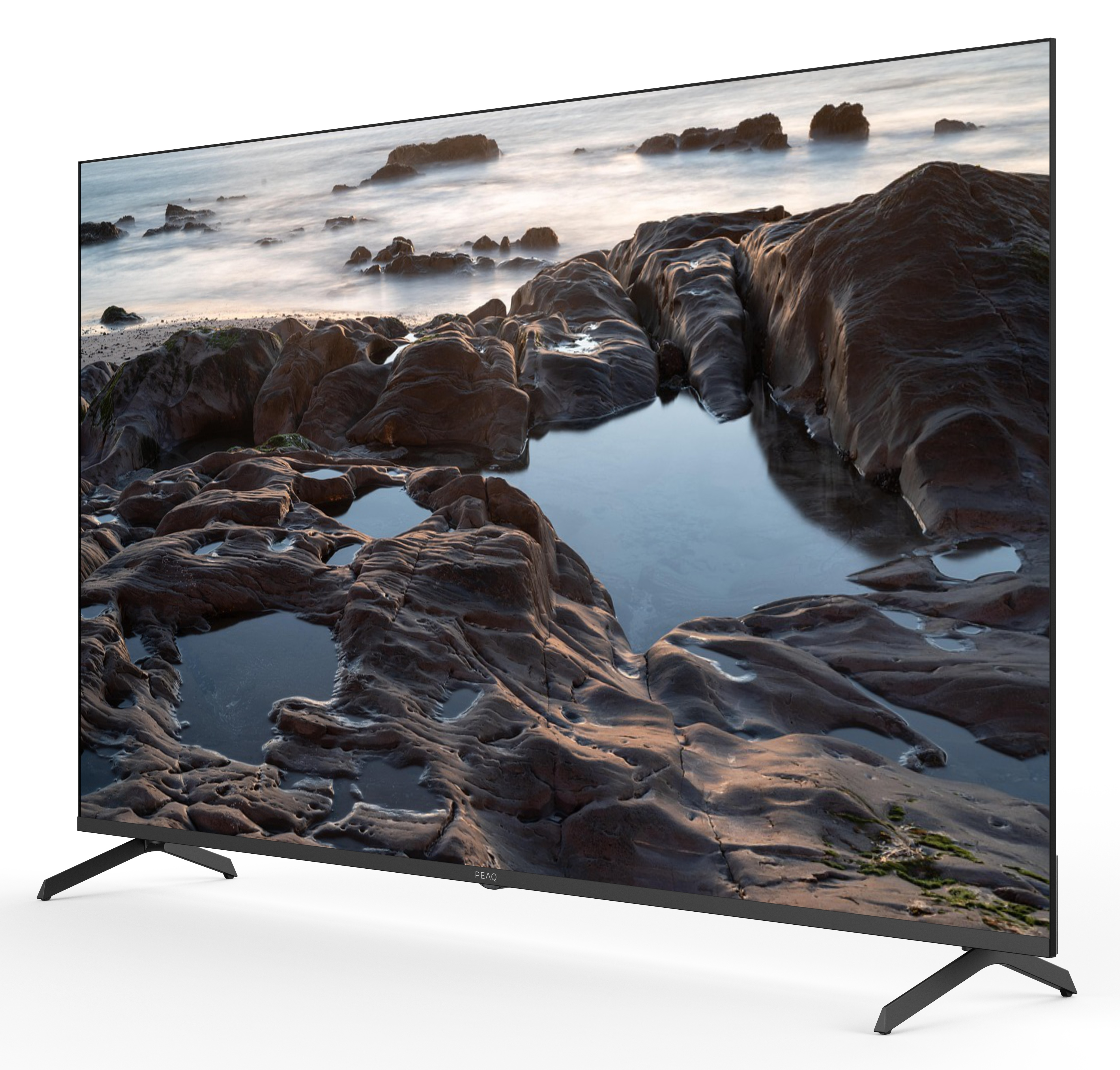 Ekran telewizora wyświetlający skalistą scenę nadmorską z wodą. Telewizor ma czarną podstawę i ramę.