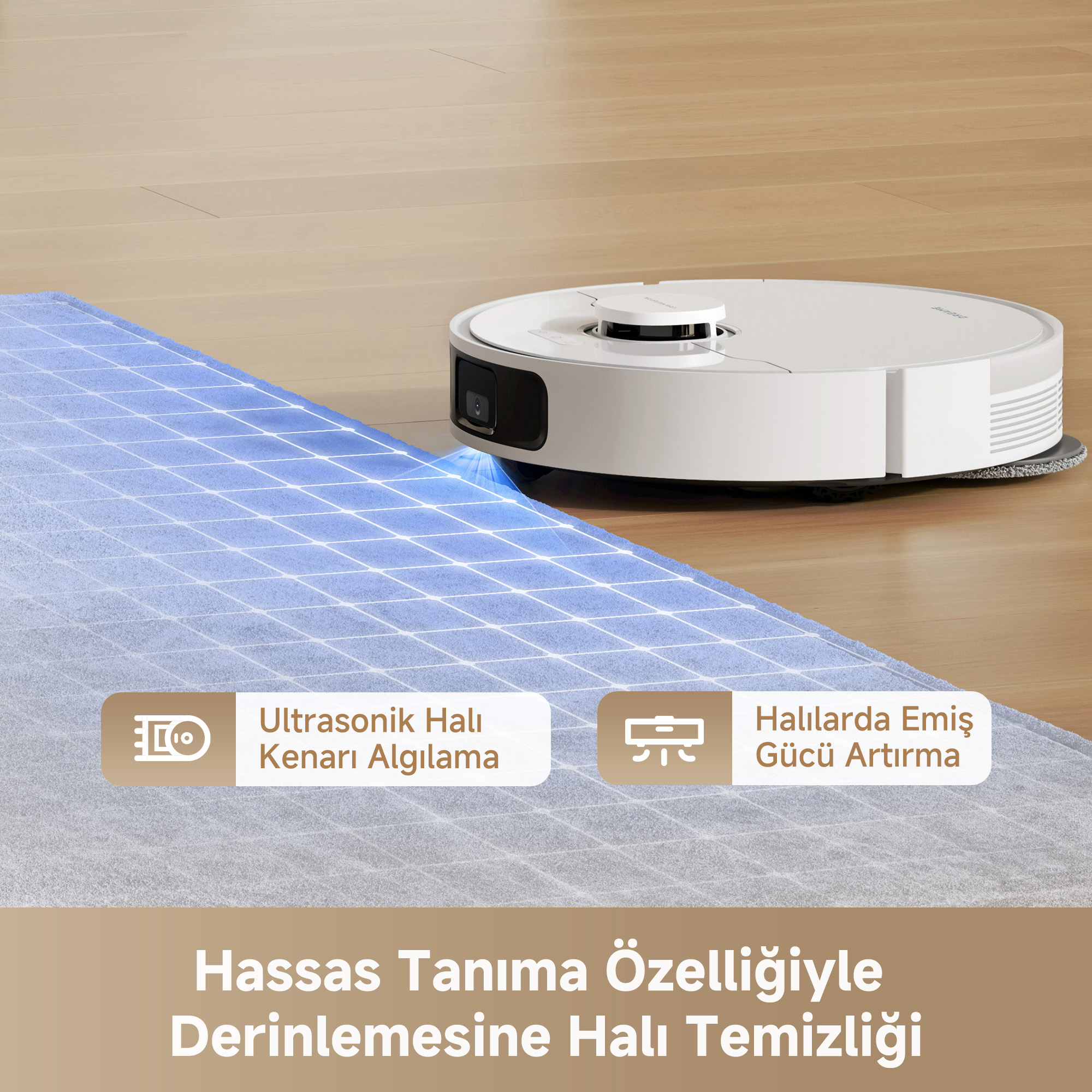 Ahşap zeminde, mavi bir halıyı temizleyen beyaz bir robot süpürge. Metin: Hassas tanıma ile derinlemesine halı temizliği.