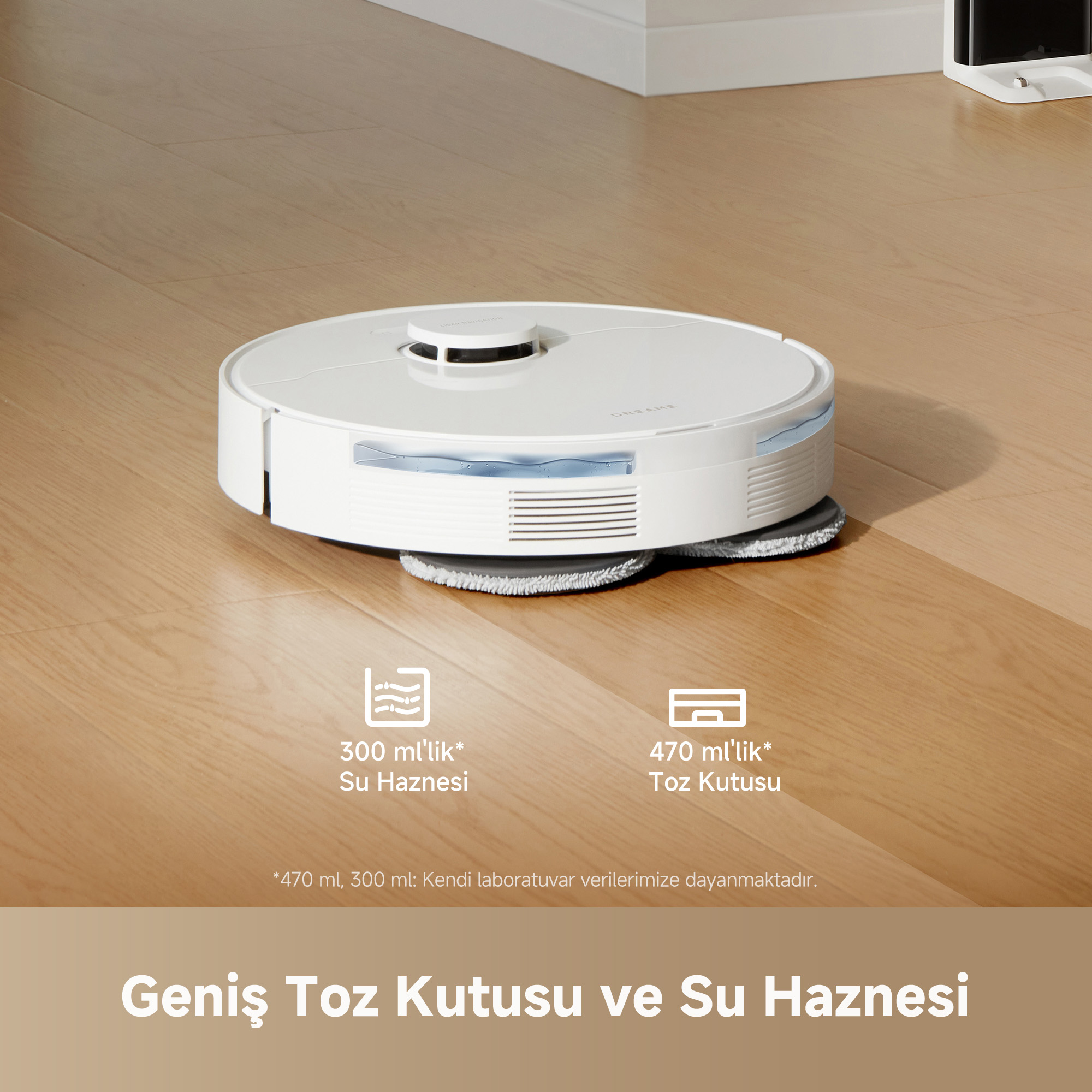 Ahşap zeminde beyaz bir robot süpürge. Detaylar, su ve toz kapasitesi bilgilerini gösterir.