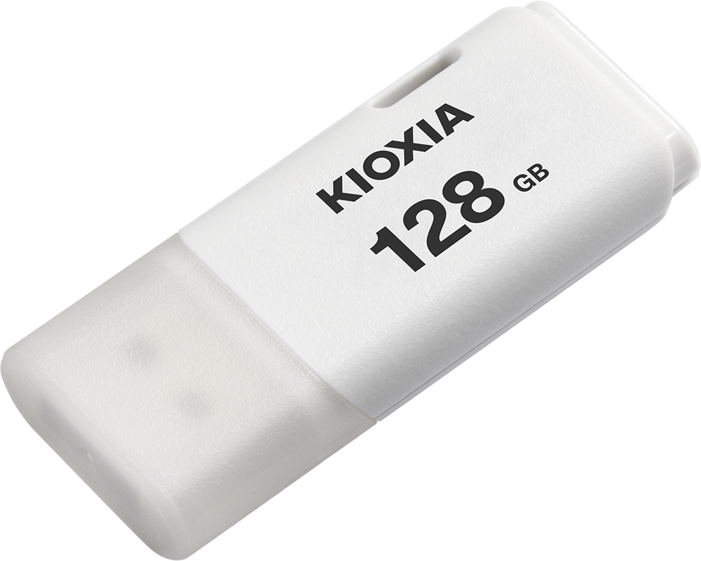 Beyaz bir KIOXIA 128 GB USB flash sürücü. Marka adı ve kapasite siyah renkte basılmıştır. Gri ve beyaz bir arka plana karşı.