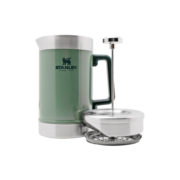 Beyaz bir arka plan üzerinde yeşil ve gümüş Stanley French press kahve makinesi. Bir tutacağı ve bir pistonu var.