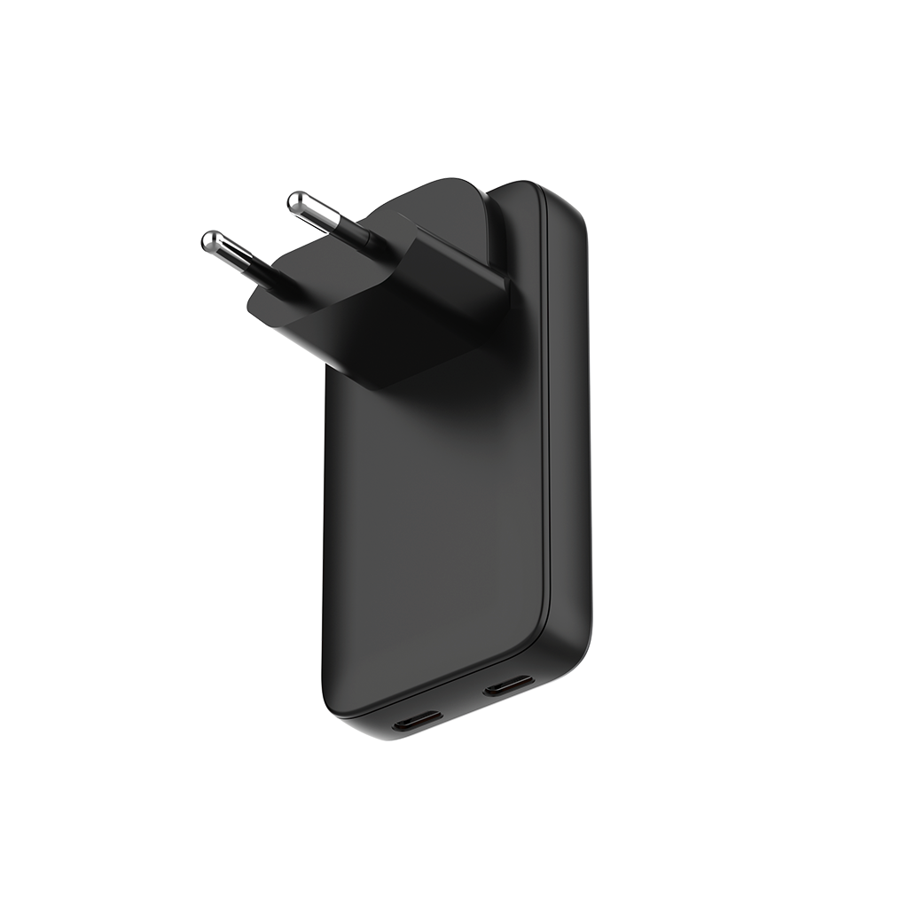 İki gümüş renkli pime sahip siyah bir güç adaptörü. İki USB-C bağlantı noktasına sahip dikdörtgen bir gövdeye sahiptir.