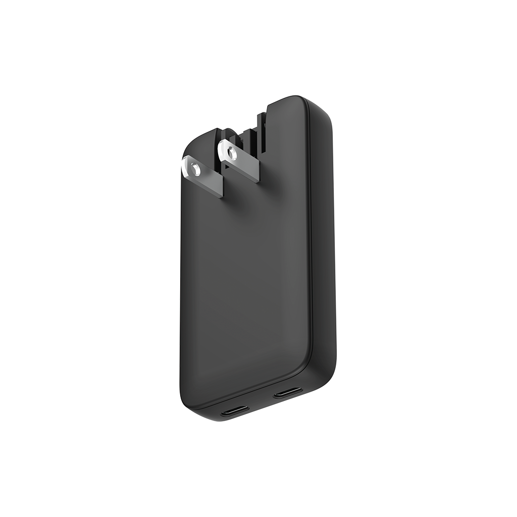 Gümüş renkli uçlara sahip siyah bir güç adaptörü. Altta iki adet USB-C portu bulunur. Adaptör beyaz bir arka plan üzerindedir.