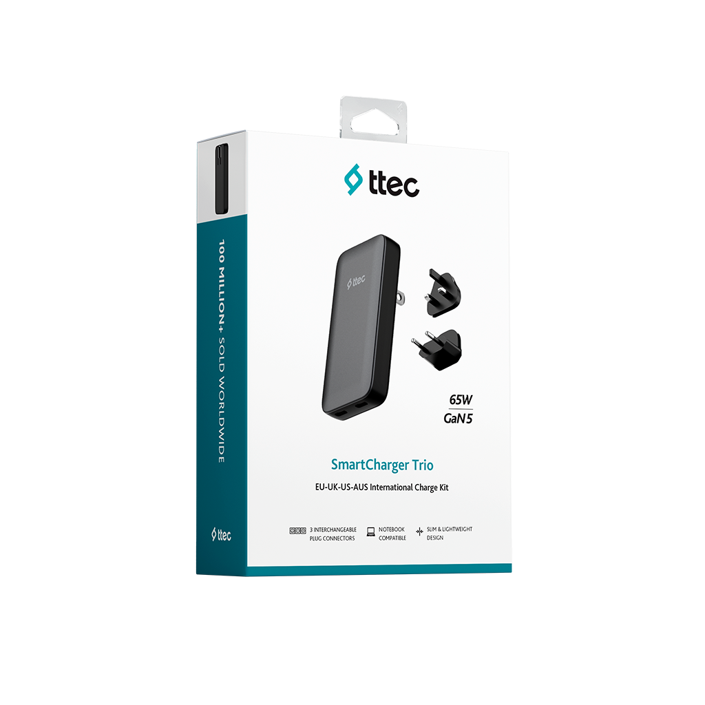 Ttec'ten bir SmartCharger Trio kutusu. Siyah bir şarj cihazı, değiştirilebilir fişler ve uluslararası kullanıma yönelik metin gösteriyor.