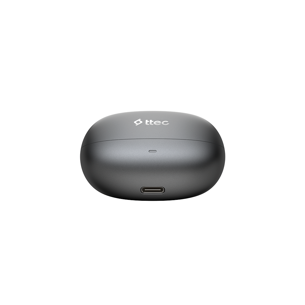 Gri, oval şekilli bir Ttec kulaklık şarj çantası beyaz bir arka plan üzerinde ortalanmıştır. Alt kısımda bir USB-C bağlantı noktası vardır.
