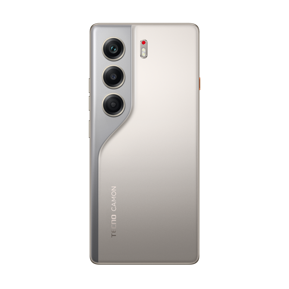 Bej rengi bir Tecno Camon telefonunun arkası. Üç kamerası, flaşı ve marka adı var. Telefon beyaz bir arka plan üzerinde.