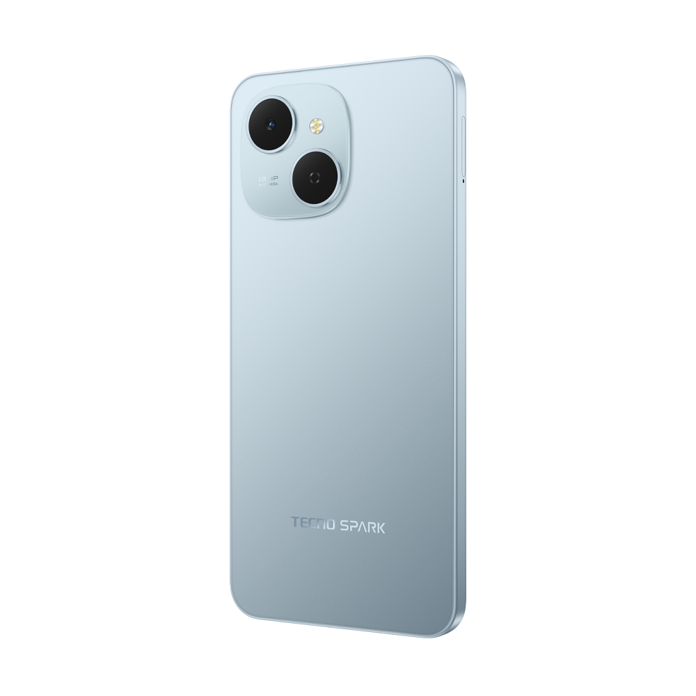 Açık mavi bir TECNO Spark akıllı telefon. İki arka kamerası ve alt kısımda marka adı var. Telefon hafif açılı.