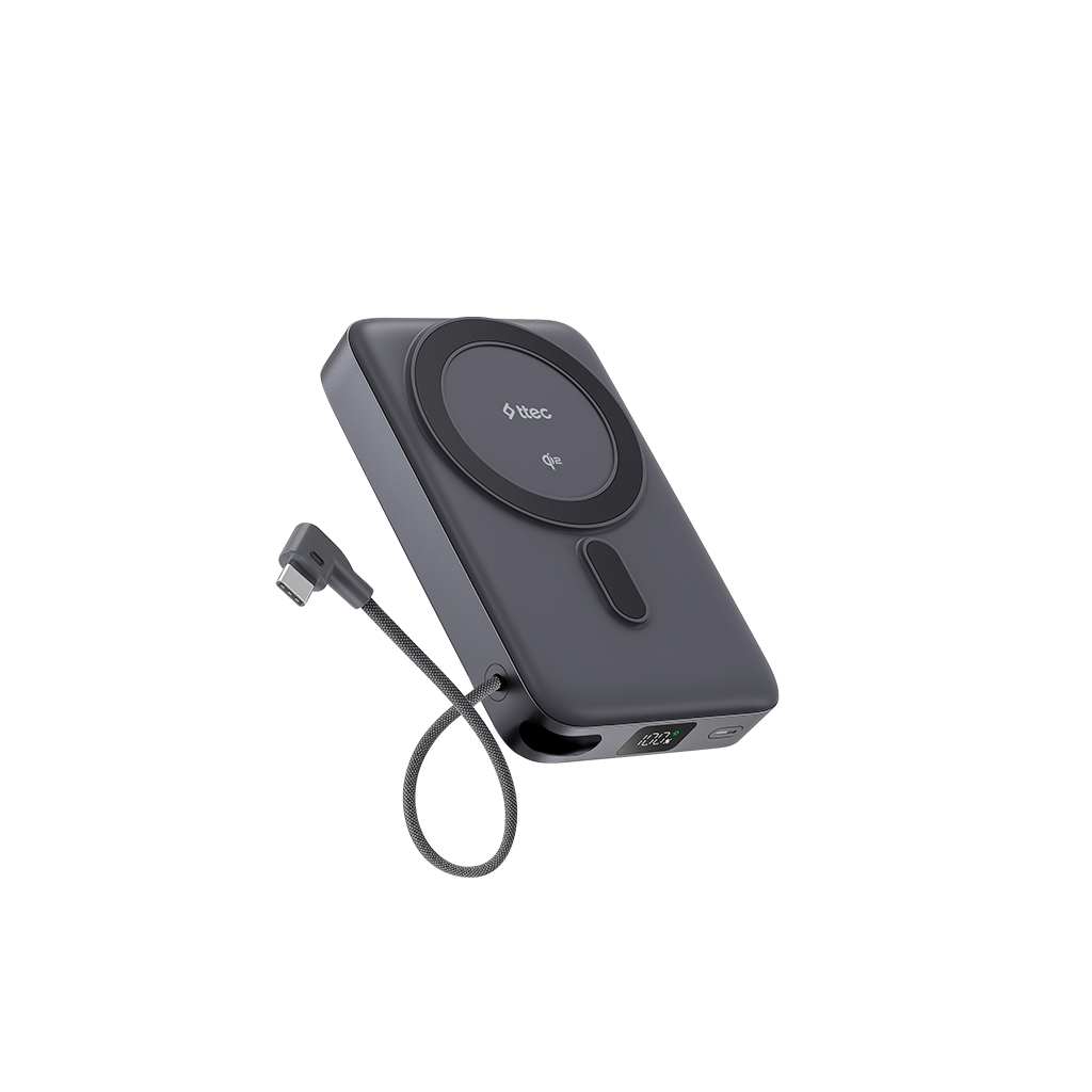 Siyah dairesel şarj pedi ve bağlı kablosu olan gri bir powerbank. Powerbank'in dijital ekranı ve ttec logosu var.