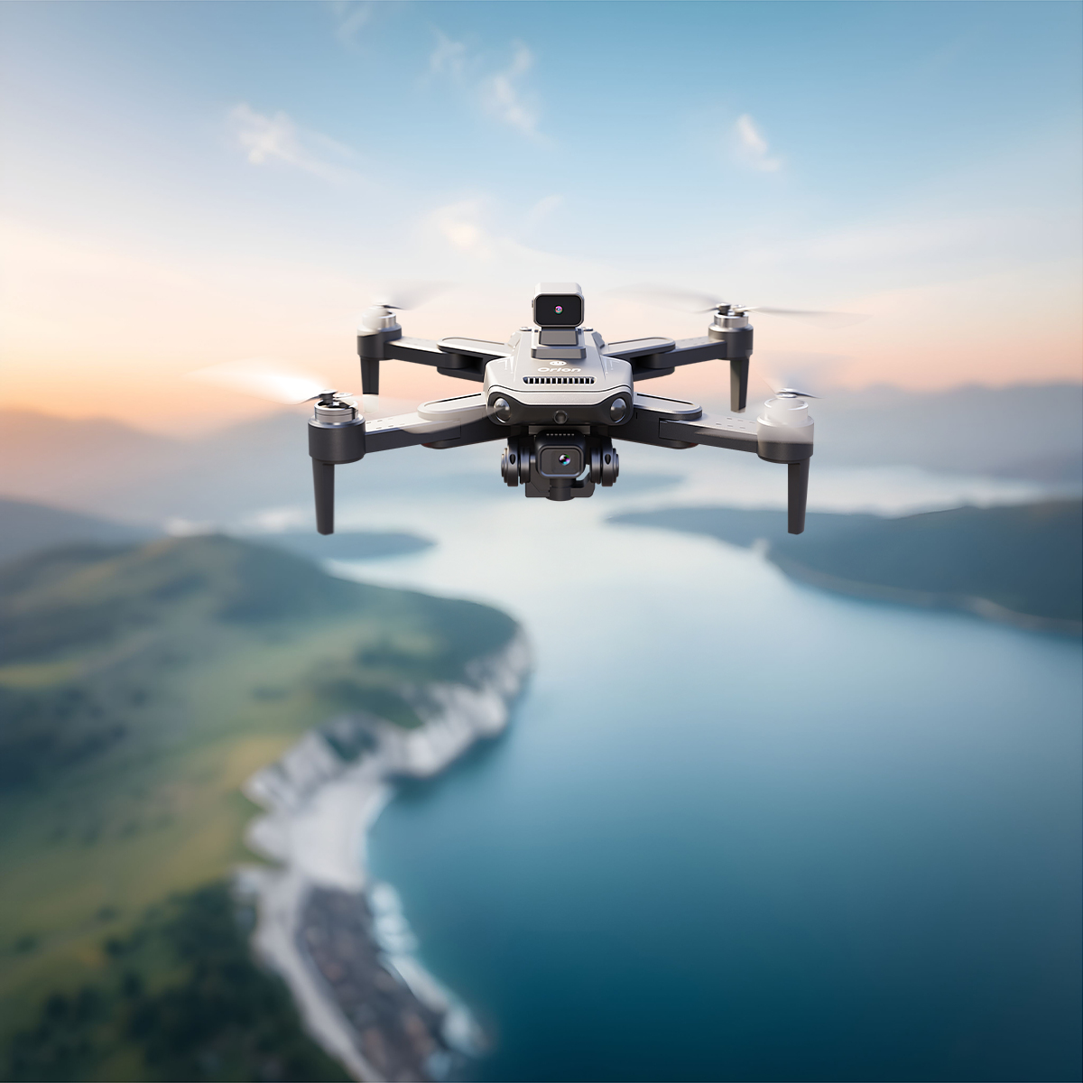 Bir drone, su ve dağlarla dolu bir manzaranın üzerinde uçuyor. Drone net, arka plan bulanık.
