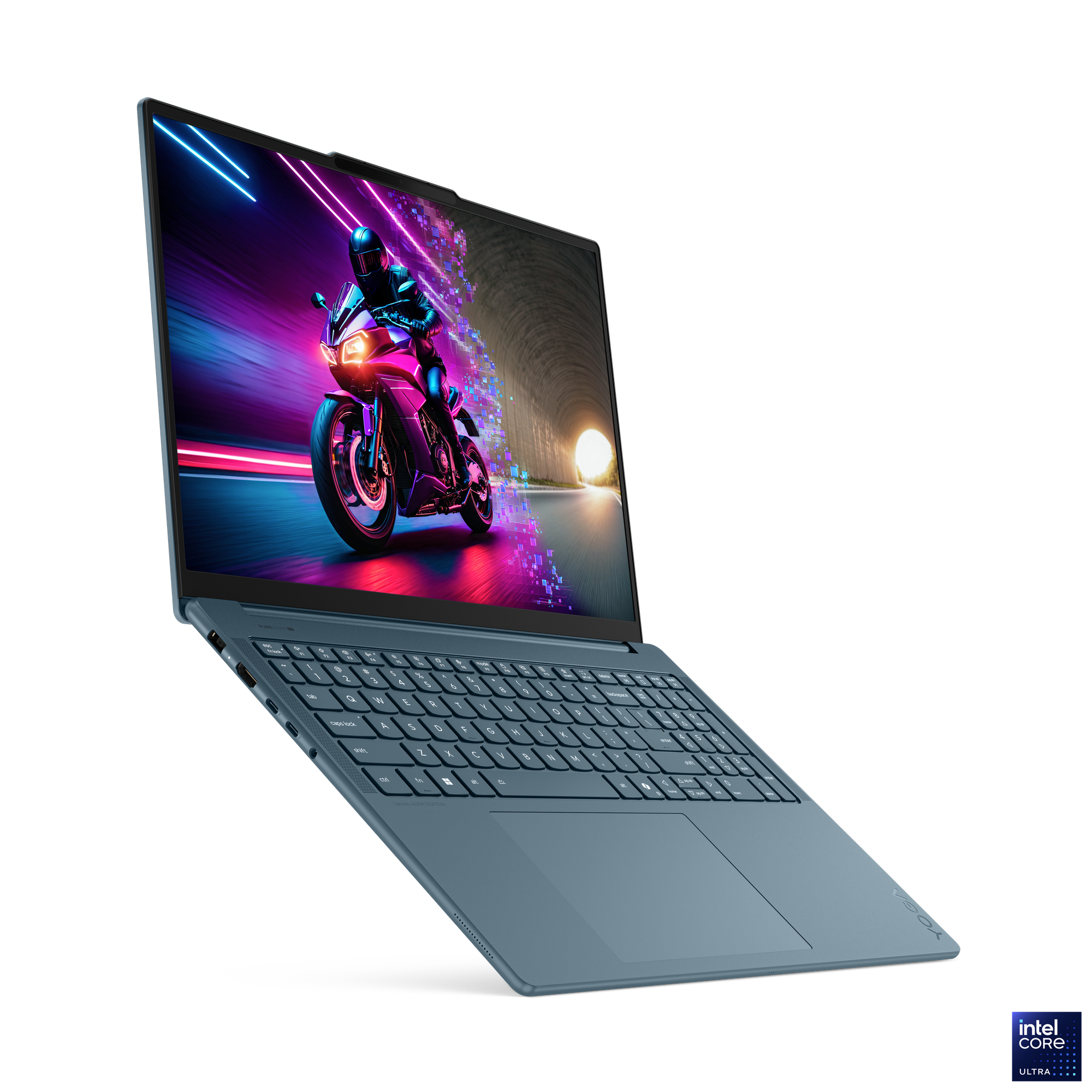 Ekranında motosiklet yarışı olan dizüstü bilgisayar. Dizüstü bilgisayar mavi, arka plan siyah. Intel Core Ultra logosu.