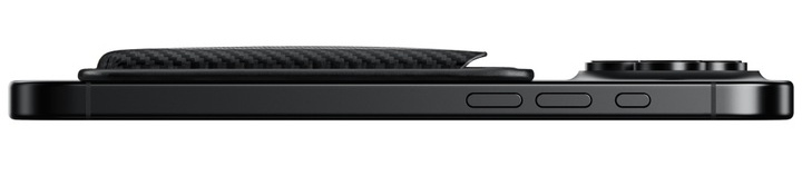 Widok z boku czarnego smartfona z czarnym akcesorium z włókna węglowego. Po boku widoczne są trzy przyciski.