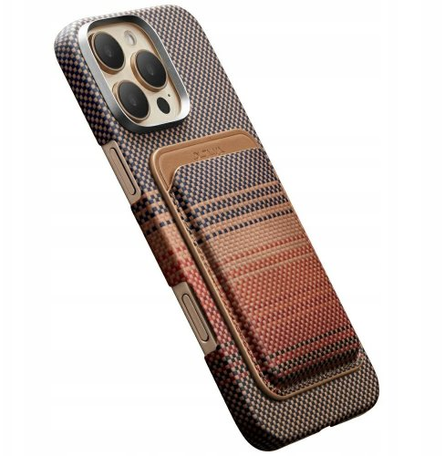 Etui na iPhone z tkanym wzorem w kolorze brązowym, beżowym i granatowym. Ma dołączony uchwyt na karty. Widoczny obiektyw aparatu.