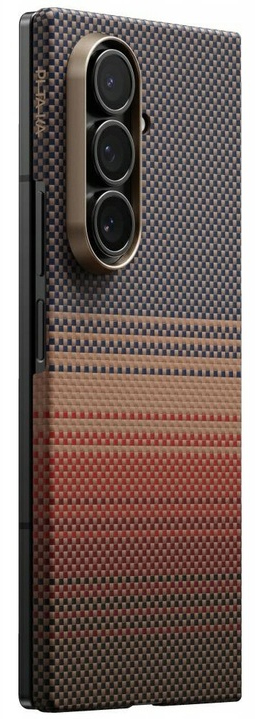 Etui na telefon z tkanym wzorem w kolorze brązowym, beżowym i czerwonym. Ma złoty moduł aparatu z trzema obiektywami.