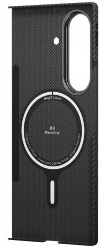 Czarno-szare etui na telefon. Ma wycięcie na aparat, magnetyczne koło i tekst 'Designed by PITA. All Rights Reserved'.