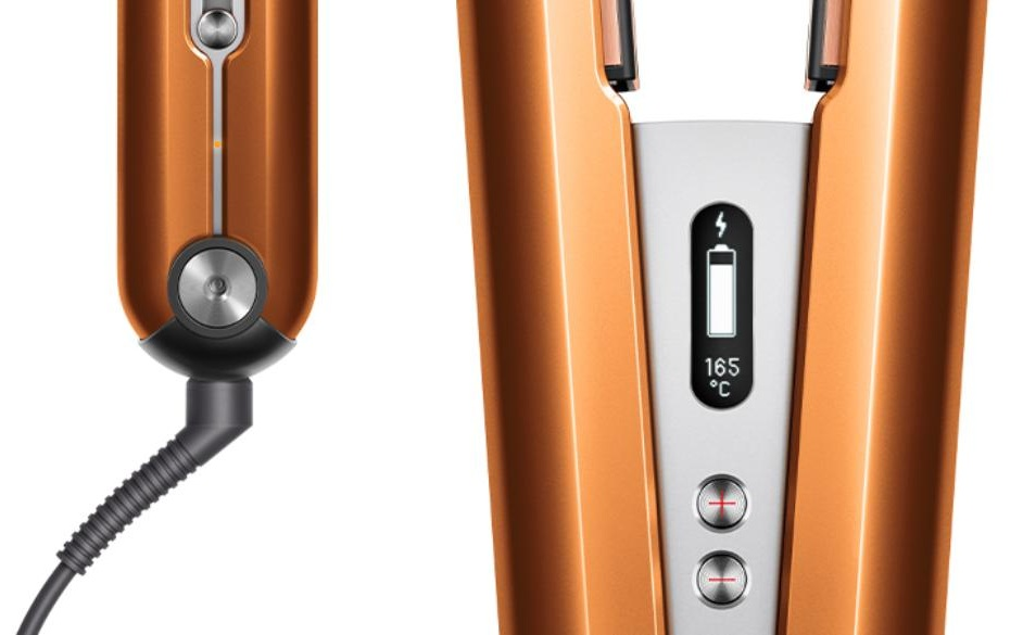 Zbliżenie miedzianej prostownicy do włosów. Pokazuje temperaturę, baterię i przyciski regulacji.
