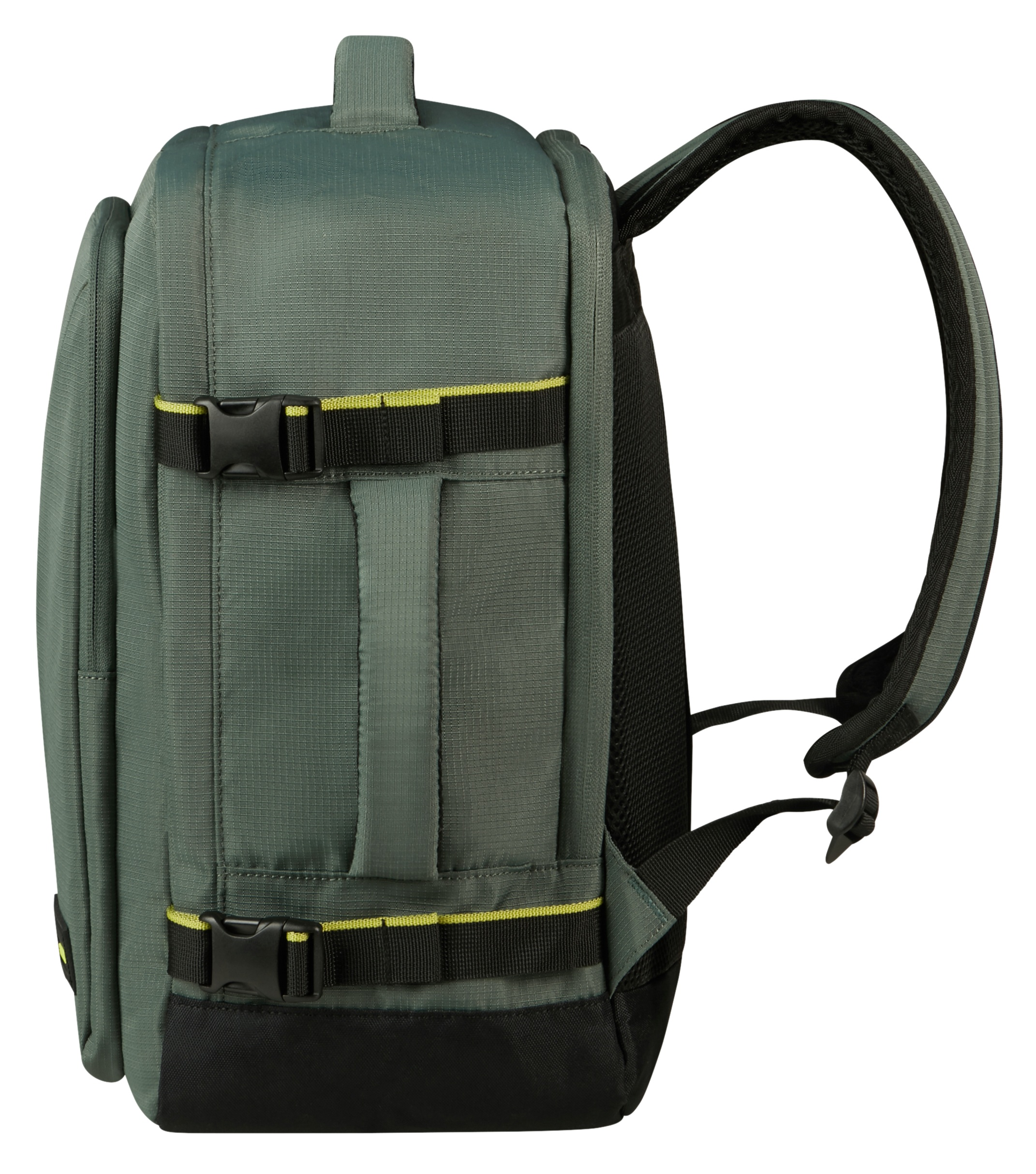 Zielony plecak z czarnymi akcentami, paskami i klamrami. Żółte wykończenie. Widok z boku, białe tło.