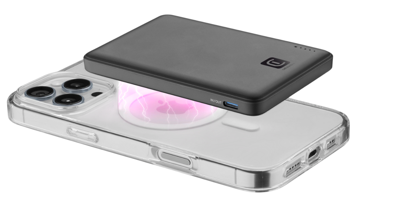Eine schwarze Powerbank liegt auf einem Telefon mit einer durchsichtigen Hülle. Eine rosa Ladeanzeige wird angezeigt.