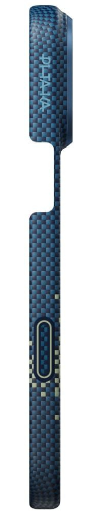 Niebiesko-czarne etui na telefon z wzorem włókna węglowego. Wydrukowano na nim słowo 'ULTRA'. Ma wycięcie na przycisk.