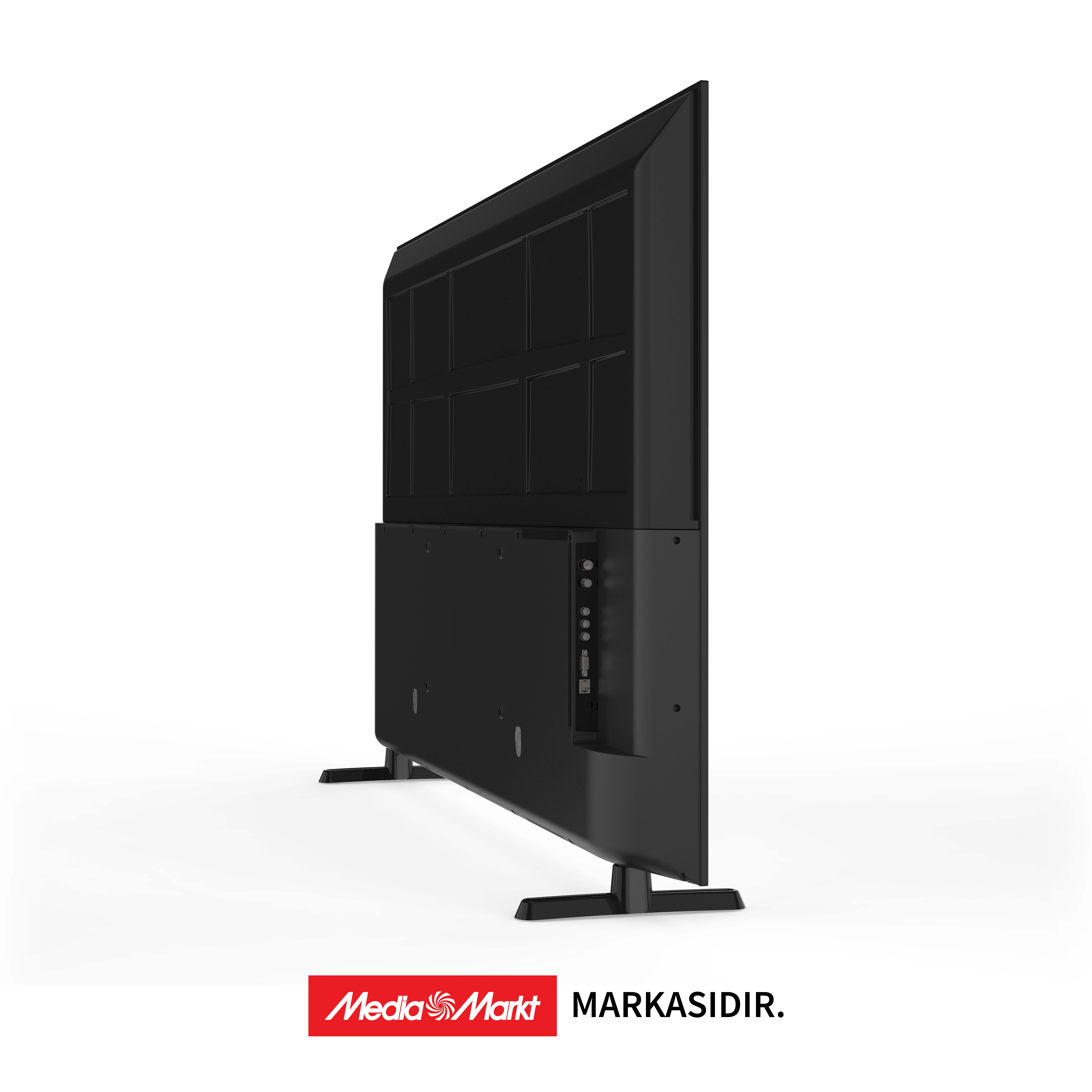 Beyaz zemin üzerinde siyah TV. Portları ve standı gösteren yan görünüm. MediaMarkt logosu.